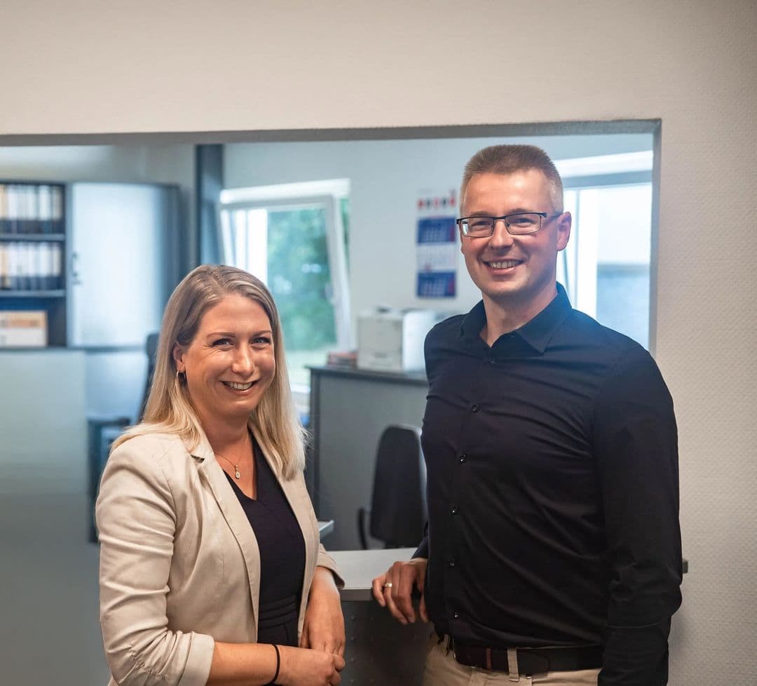 Arne Endig und Franziska Seçer vor dem Kanzleigebäude